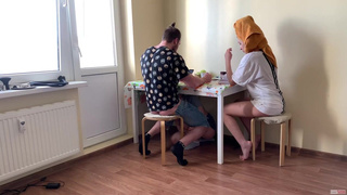 Любовница сосет член женатика под столом в присутствии его русской супруги