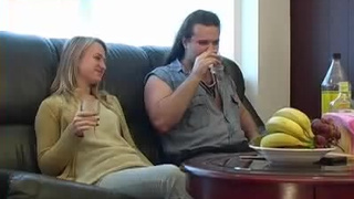 Пьяная пара занялась анальным трахом на диване