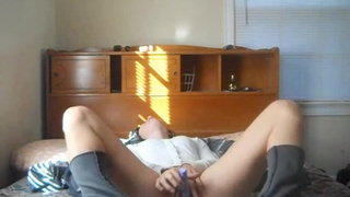 Похотливая девка записала домашнее видео своей мастурбации
