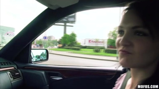 Похотливый парень соблазняет свою девушку в машине