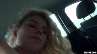 Симпатичная блондинка дико долбится с водилой в машине