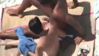 Супруги решили попробовать секс на пляже не зная о камере