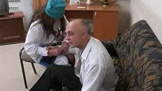 Веселая медсестра лечит дедулю сладким минетом и еблей
