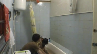 Студентка Наташа отсасывает член друга в ванной