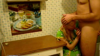 Жена делает мужу минет на кухне перед трахом