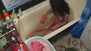 Брюнетка мастурбирует письку лежа в ванне