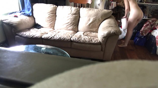 Жена в маске мастурбирует дома на диване