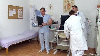 Гинеколог с практикантами осматривают киску блондинки