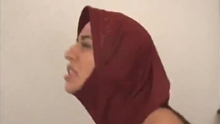 Армянская жена в хиджабе сосет член и ест сперму мужа