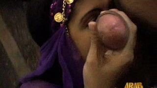 Беременная арабка прыгает на члене мужа, изголодавшись по сексу
