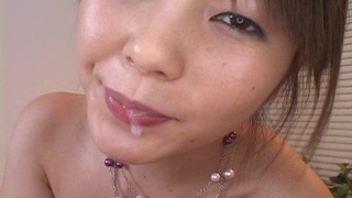 Грудастая японка Sayaka Minami соблазнила парней на секс своей киской