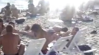 Нудисты занимаются сексом прямо на пляже