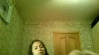 Одинокая русская девушка танцует стриптиз на вебкамеру