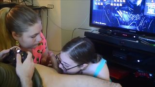 Две лесбиянки отсасывают хуй в домашнем порно видео