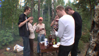 Русские парни устроили групповушку на природе