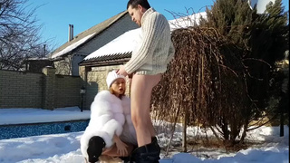 Девка сосет хуй на улице зимой в частном порно