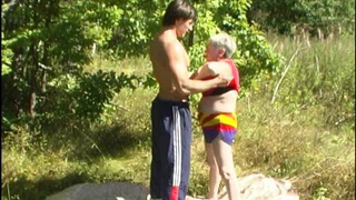 Незнакомая старушка в лесу отдается молодому спортсмену
