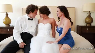 Невеста в колготках со взрослой подругой трахнулись с женихом в день свадьбы