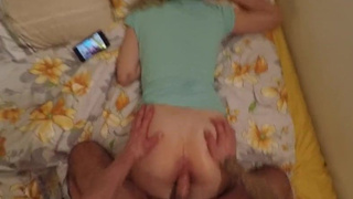 Брат трахает мастурбирующую вибратором сестру в спальне