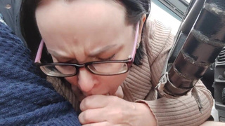 Очкастая жена соседа попросила кончить спермой в рот – не смог отказать