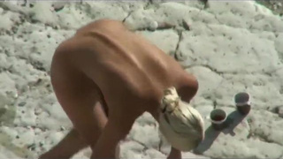 Длинноногая малышка на пляже сосёт у пацыка и насаживается пилоткой на его писюн