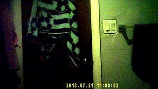 Рогоносец снимает на скрытую камеру свою голенькую супруга в ванной комнате