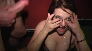 Зрелым дамам на вечеринке свингеров заливают глаза спермой